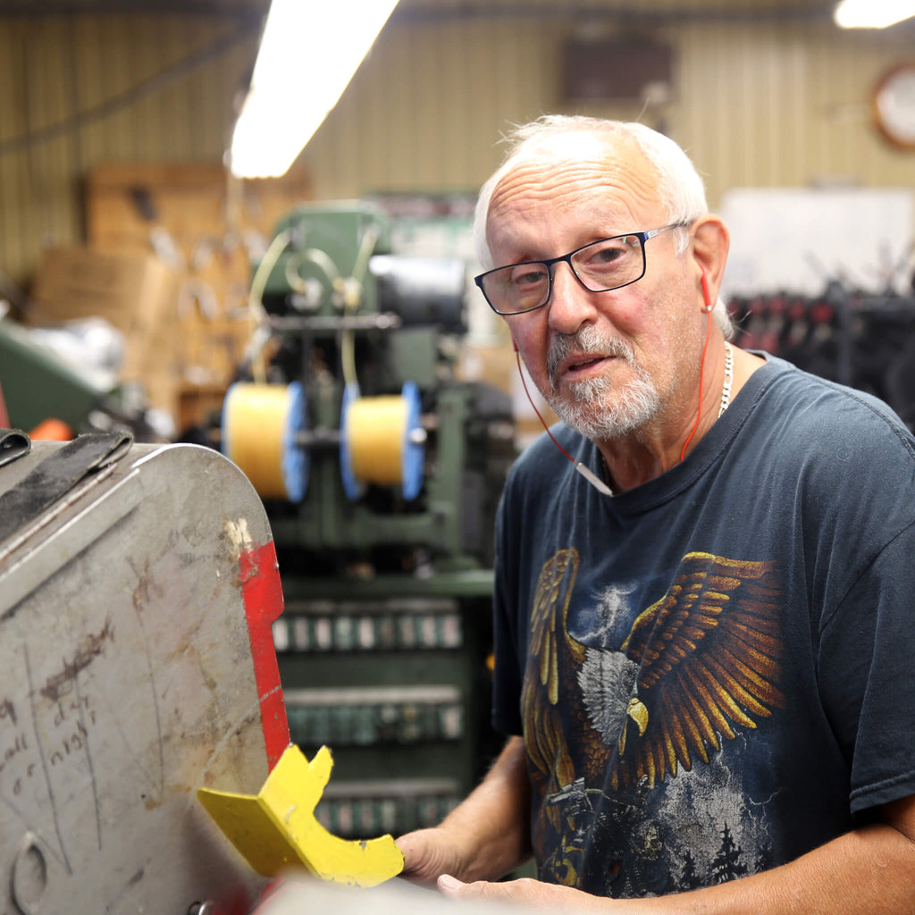 Chez Martino, les processus de fabrication des bottes, des chaussures et des mocassins incluent de nombreuses étapes de travail à la main.