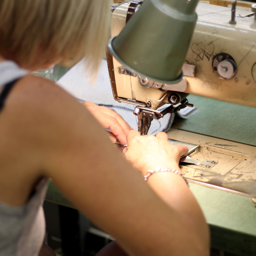 Située sur la rue de la Faune à Québec, la compagnie Martino fabrique des chaussures de cuir à la main, selon des processus ancestraux.